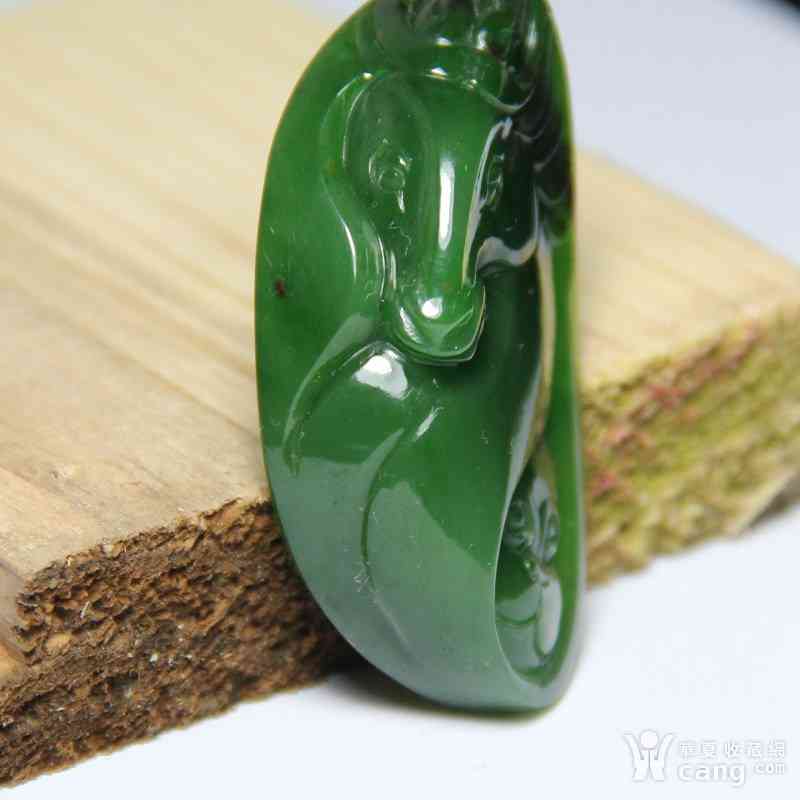 和田玉菠菜綠與果綠比較 哪種更美 詳解