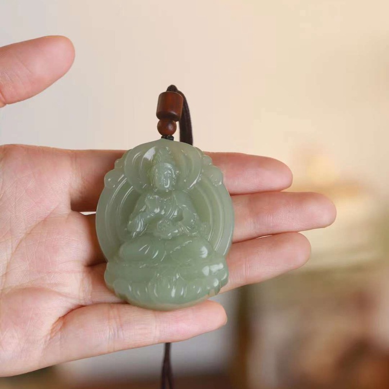 和田玉供應(yīng)鏈探秘 天然新疆和田玉與青海老料冰晴水色蓮花觀音男款玉石