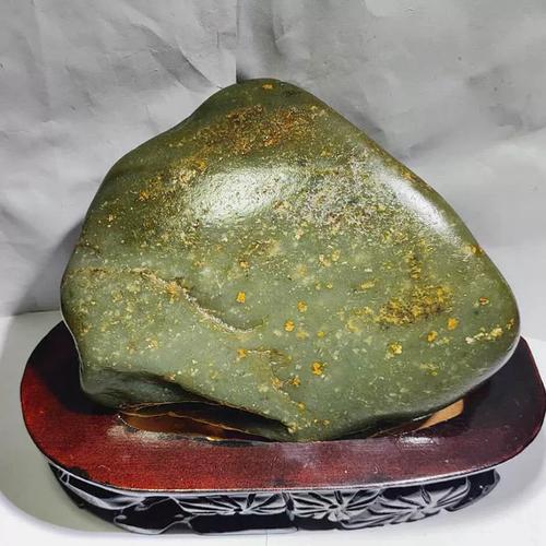 三斤重灑金皮真皮和田玉青玉籽料大塊玉原石翠青玉天然大玉石擺件 青海玉石的非凡之選